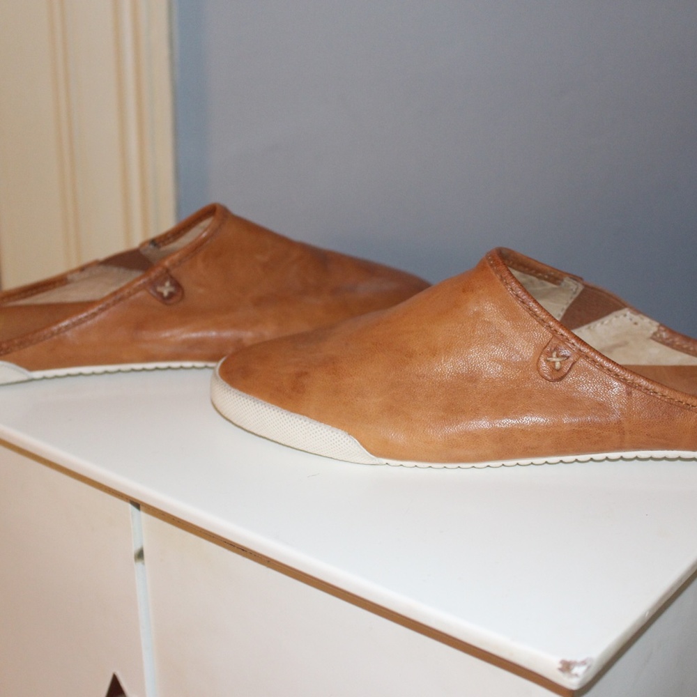 Women's Frye tan leather mule